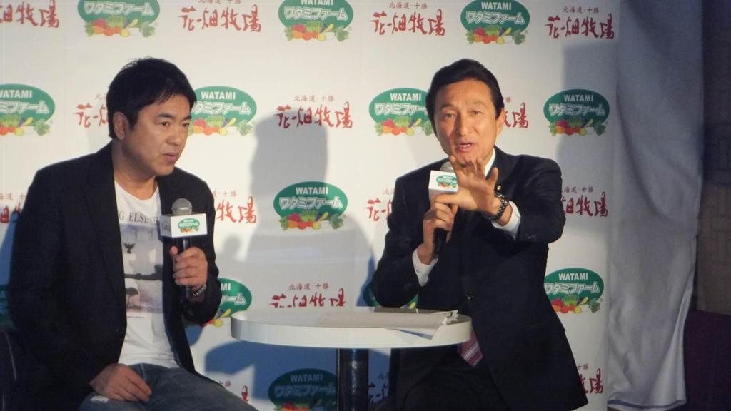 提携発表会見で農業の６次産業化について語るワタミ創業者の渡辺美樹参院議員（右）と花畑牧場の田中義剛代表取締役＝１４日、東京都新宿区（平尾孝撮影）