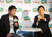 提携発表会見で農業の６次産業化について語るワタミ創業者の渡辺美樹参院議員（右）と花畑牧場の田中義剛代表取締役＝１４日、東京都新宿区（平尾孝撮影）