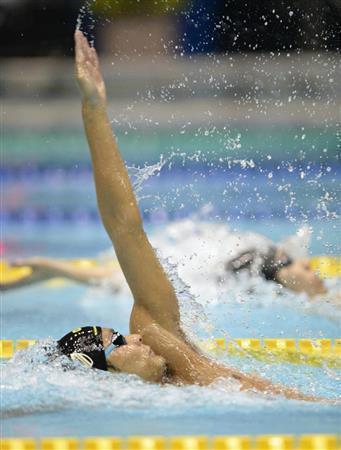男子２００メートル背泳ぎ決勝を１分５３秒９１で優勝した入江（いりえ）陵介。奥は萩野公介＝２０１４年４月１３日、東京都江東区・東京辰巳国際水泳場（共同）