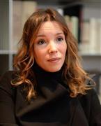 自身も辛い経験をした作家のシモーナ・スパラコさん。「顔のない女性たち」のためタブーに挑んだ＝２０１４年４月４日、東京都千代田区（大西史朗撮影）