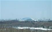 某所からながめた札幌ドーム。北の町にはまだ雪が残っています＝２０１４年３月２６日、北海道札幌市（乾ルカさん撮影）