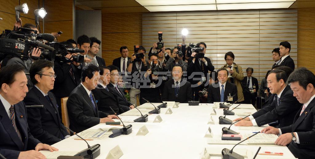 再生可能エネルギー関係閣僚会議であいさつする菅義偉（すが・よしひで）官房長官（右手前から２人目）＝２０１４年４月１１日、首相官邸（酒巻俊介撮影）