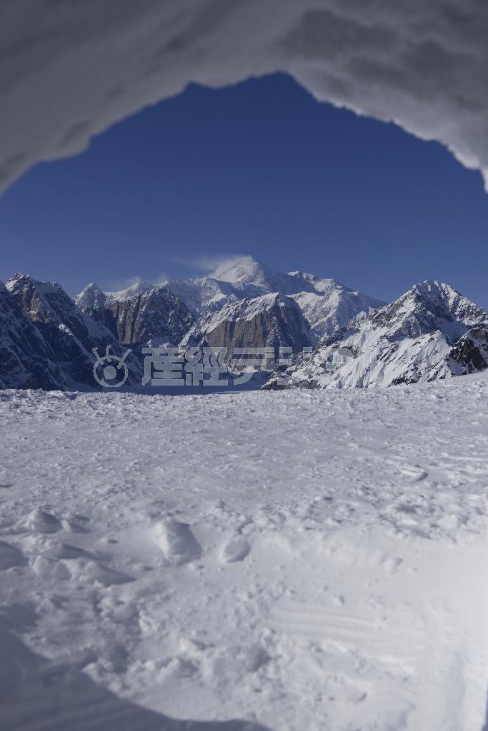 かまくらの中から見たマッキンリー山（６１６８メートル）。悪天候だと目の前数メートルさえ見えなくなる＝２０１４年３月１９日、米アラスカ州（松本紀生さん撮影）