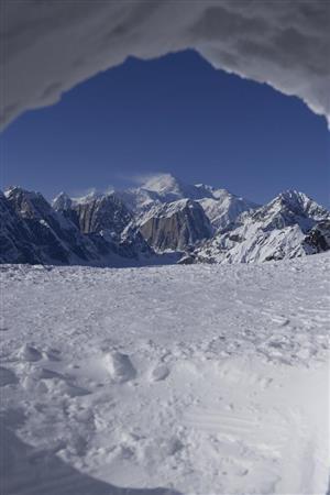 かまくらの中から見たマッキンリー山（６１６８メートル）。悪天候だと目の前数メートルさえ見えなくなる＝２０１４年３月１９日、米アラスカ州（松本紀生さん撮影）