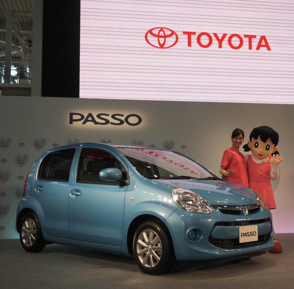 トヨタ自動車が発売した新型「パッソ」＝１４日、東京都江東区