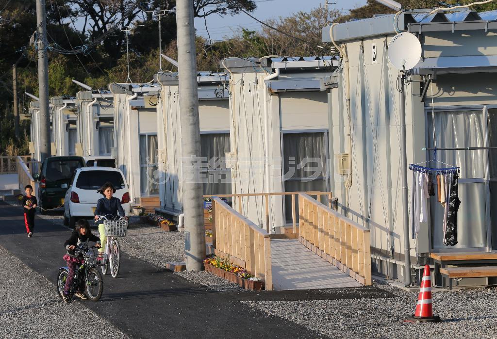 土石流で大きな被害に遭い、家を失った被災者らが住む仮設住宅＝２０１４年４月１４日午後、東京都大島町（蔵賢斗撮影）