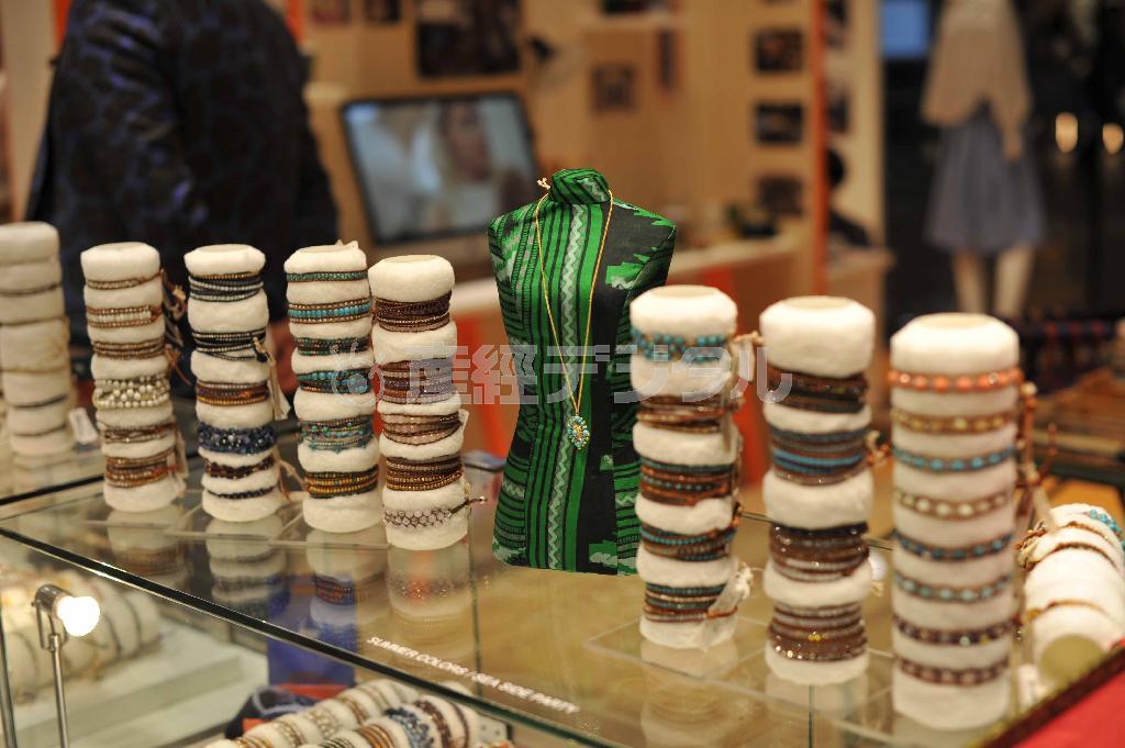 チャン＿ルーといえば、ラップブレスレット。ビーズの色や大きさの組み合わせをさまざまに変え、デザインが展開されている＝２０１４年４月５日、東京都千代田区の大丸東京店（原田史郎撮影）