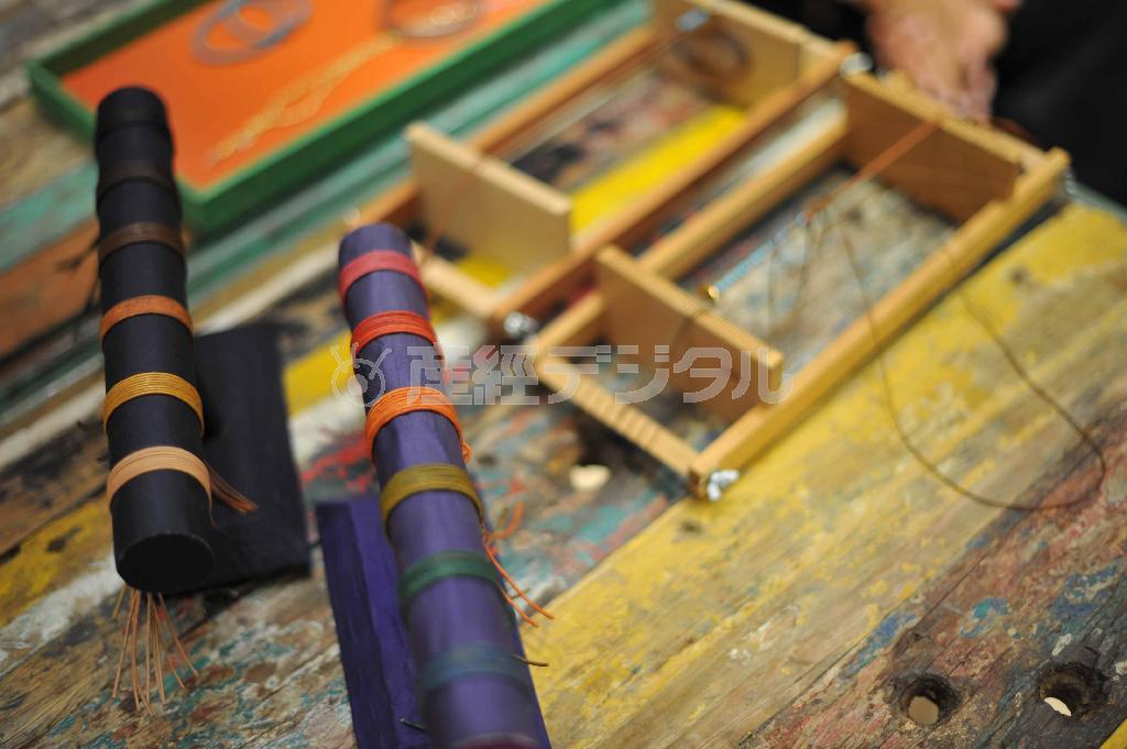 こんな発色の美しい糸を使い、ブレスレットは編まれている＝２０１４年４月５日、東京都千代田区・大丸東京店（原田史郎撮影）