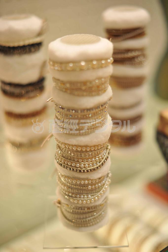 スワロフスキーのパールを使ったホワイトのラップブレスレットはエレガント＝２０１４年４月５日、東京都千代田区・大丸東京店（原田史郎撮影）