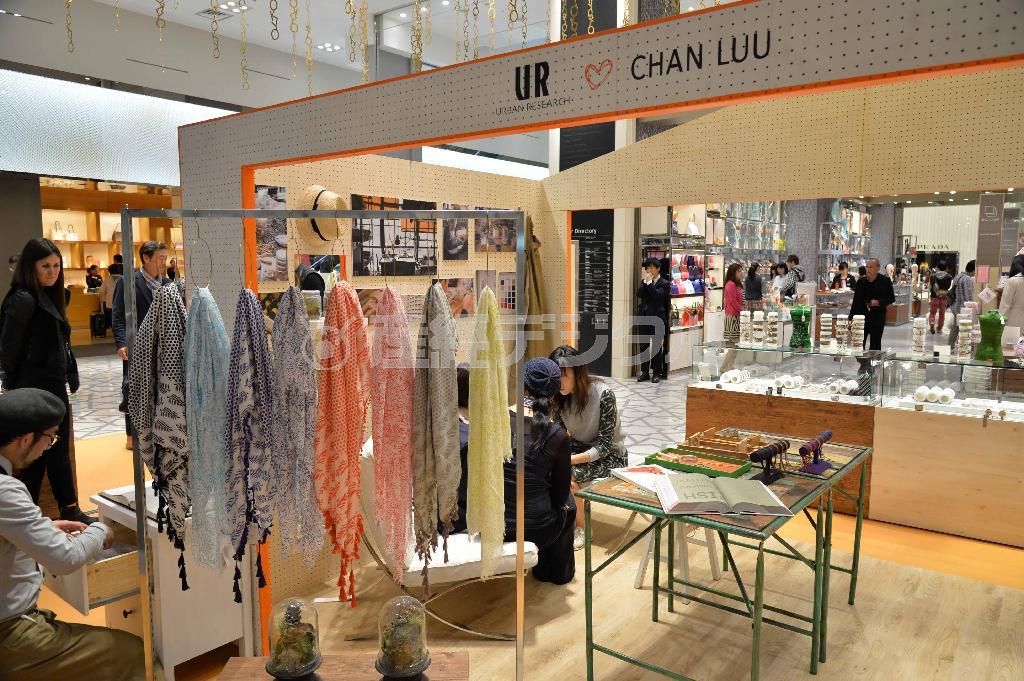 大丸東京店１階のチャン＿ルー×アーバンリサーチの期間限定ショップは４月１６日まで。以降も、アーバンリサーチ大丸東京店などのアーバンリサーチの一部店舗でチャン＿ルーのアクセサリーは購入可能だ＝２０１４年４月５日、東京都千代田区（原田史郎撮影）