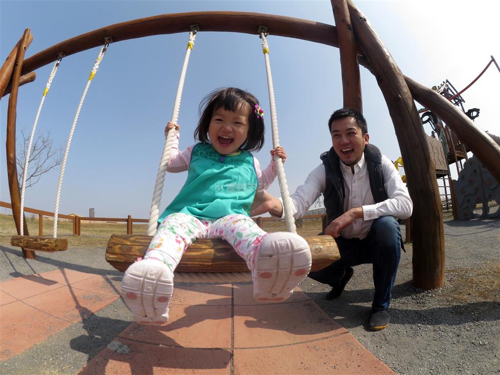 コンパクトカメラを使用する場合の注意点として、青空の青色を出すには太陽を自分の後ろにすることがポイントになります（須藤夕子さん提供）