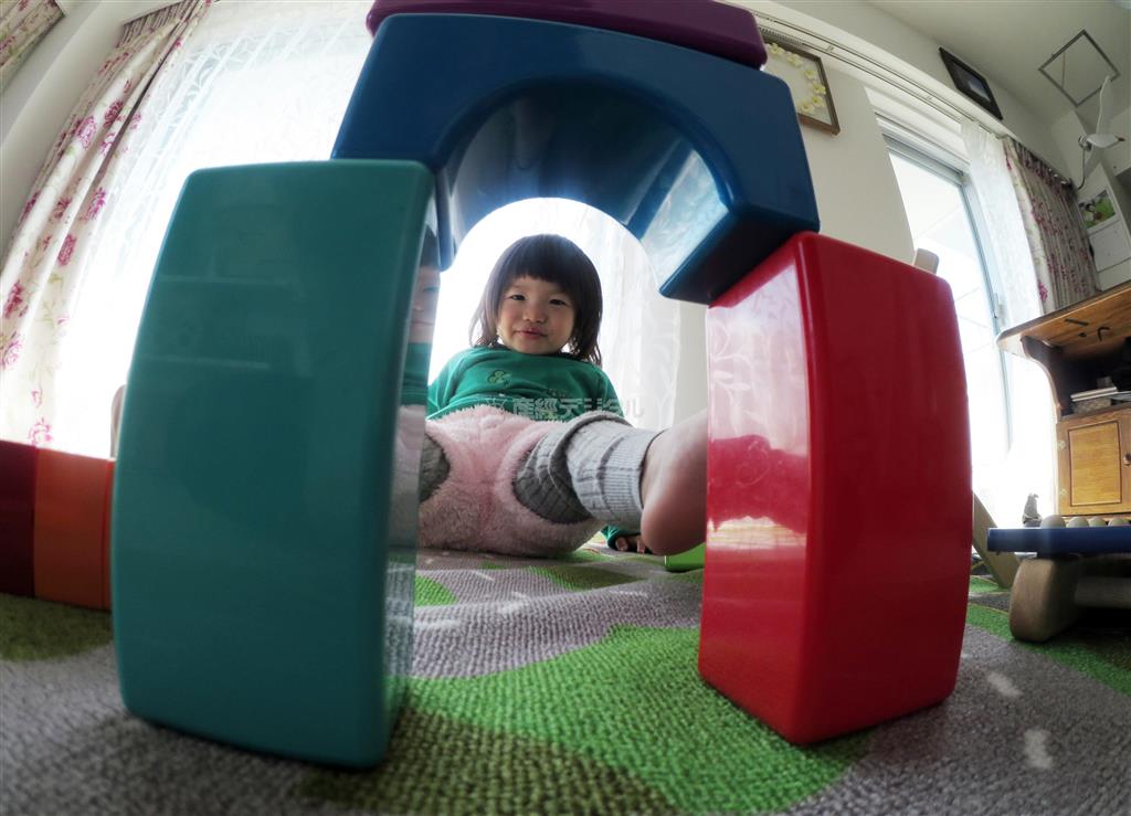 接写の最短距離は２１センチ。積み木など、サイズ感の分かるモノを手前に置くと、子供とケーキの大きさの比率がアンバランスになって、面白い、漫画のような絵ができあがります（須藤夕子さん提供）