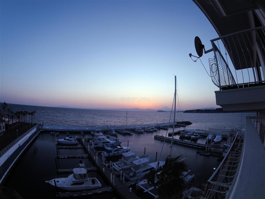 撮るときには、水平並行を意識すると良いでしょう。横長で底が正方形のような形の本体ですので、平行が撮りやすいカメラです（須藤夕子さん提供）