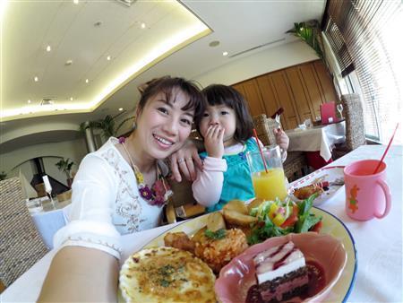 簡単に自分撮り。顔を入れることばかりに集中しがちですが、その場所がどんな場所だったのか？何をしていたのか？といったことも大切です。例えば、ランチでしたら、食べ物も一緒に入れるようにフレーミングすると良いでしょう（須藤夕子さん提供）