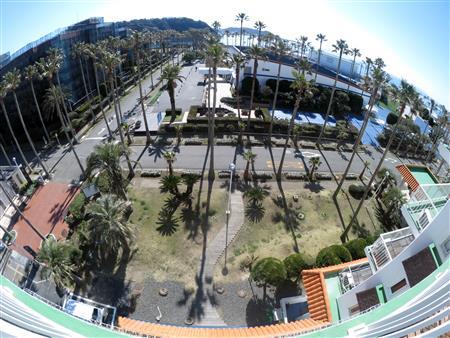 ビルの上から抜けのある景色を選んで、約１７０度の画角で撮りました。これならば、地球を丸く撮ることもできます。撮るときには、水平並行を意識すると良いでしょう。横長で底が正方形のような形の本体ですので、平行が撮りやすいカメラです（須藤夕子さん提供）