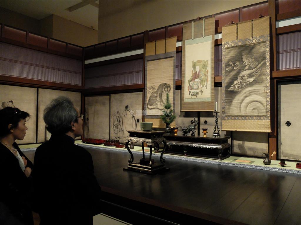 四頭茶会が行われる部屋を再現したコーナー。中央に栄西禅師の頂相と左右に龍と虎の絵が置かれる＝２０１４年３月２４日、東京都台東区上野の東京国立博物館（田中幸美撮影）