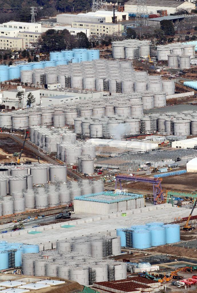 福島第１原発には、汚染水を入れるための１０００トンタンクが増え続けている。現在は２日で１基造られ、その数は５００基近い。２０１５年度までに８０万トン分のタンクが用意される予定という＝２０１４年２月２０日、福島県双葉郡大熊町（本社チャーターヘリから、鈴木健児撮影）