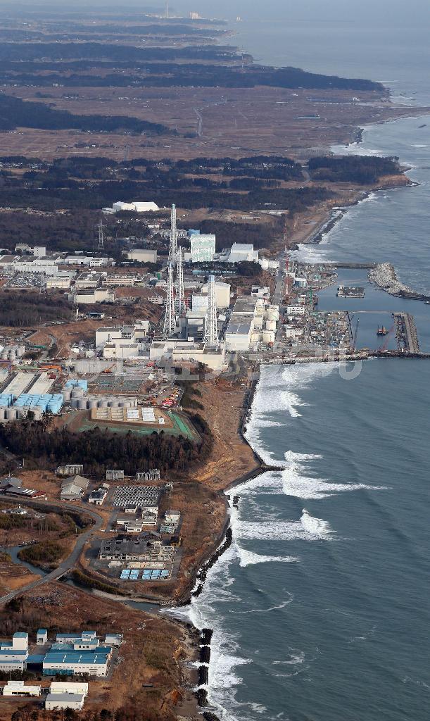 福島第１原発。廃炉へ向けた工事作業が続いている＝２０１４年２月２０日、福島県双葉郡大熊町（本社チャーターヘリから、鈴木健児撮影）