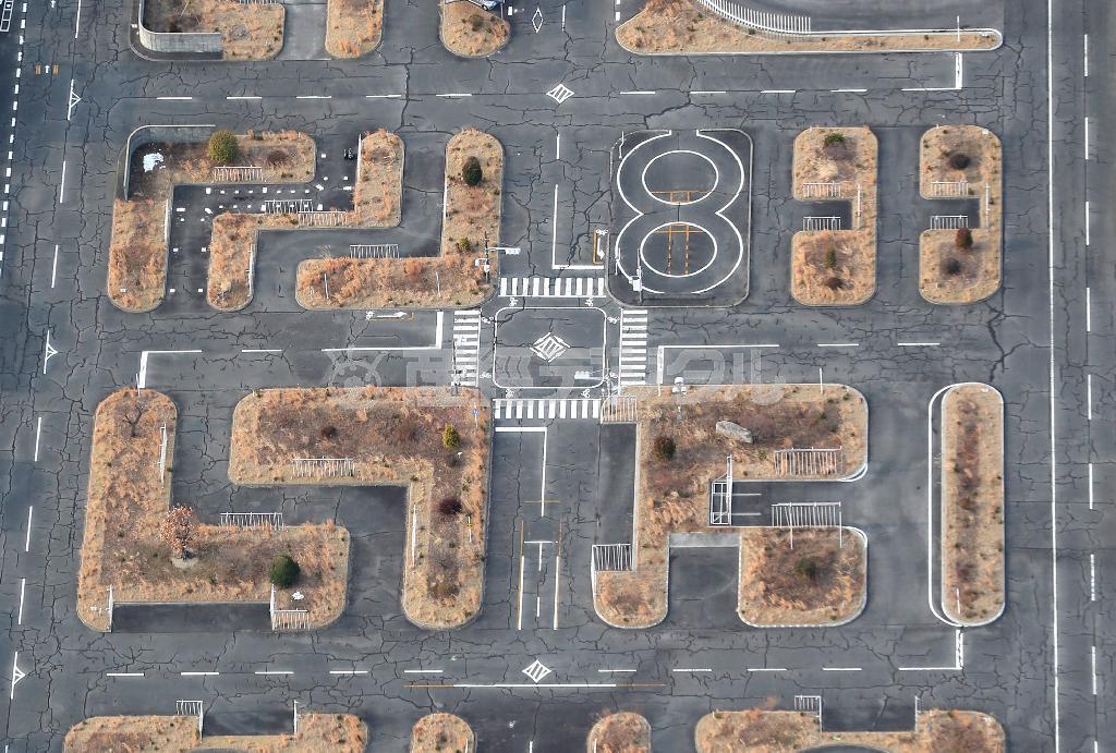 浪江町のふたば自動車学校は、３年間まったく使われていないため道路の至る所にヒビが入っていた＝２０１４年２月２０日、福島県双葉郡浪江町（本社チャーターヘリから、鈴木健児撮影）