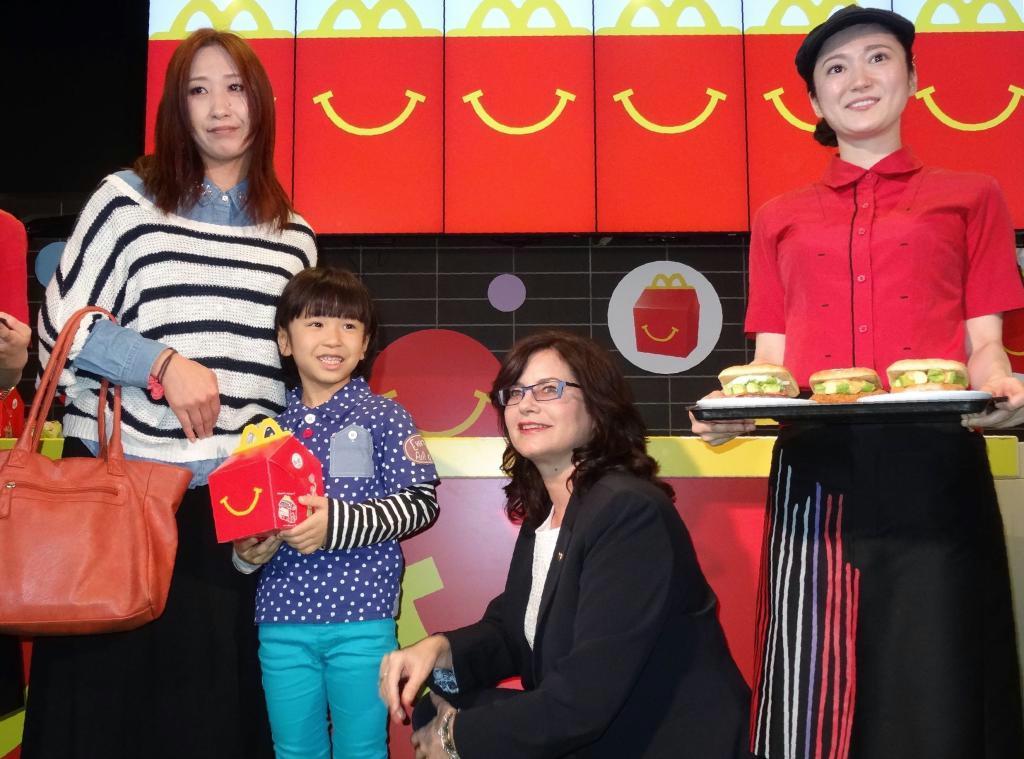 日本マクドナルドの子供向けメニュー「ハッピーセットボックス」を紹介するサラ・カサノバ社長（右から２人目）＝１５日、東京都練馬区
