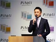 サプリメント商品「ピタリ」を紹介するＴヘルスケアの大塚社長＝１６日、東京都渋谷区