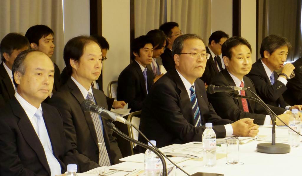 総務省の特別部会に出席したソフトバンクの孫正義社長（左）、ＫＤＤＩの田中孝司社長（左から３人目）、ＮＴＴドコモの吉沢和弘常務執行役員ら（右）＝１５日、東京都千代田区