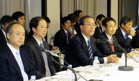 総務省の特別部会に出席したソフトバンクの孫正義社長（左）、ＫＤＤＩの田中孝司社長（左から３人目）、ＮＴＴドコモの吉沢和弘常務執行役員ら（右）＝１５日、東京都千代田区