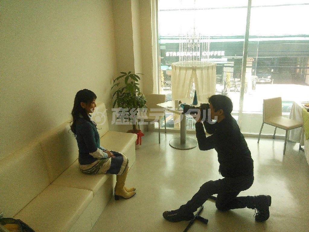 不思議な角度から素早く撮影する山下元気さん（ｌ’ａｒｔｉｓａｎ（ラ＿ルティザン）撮影、提供写真）