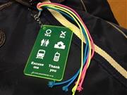 街中で「困っていたら私に声をかけてください」という意思表示のサイン「コミュニケーションチャーム」＝２０１４年１月２９日（提供写真）