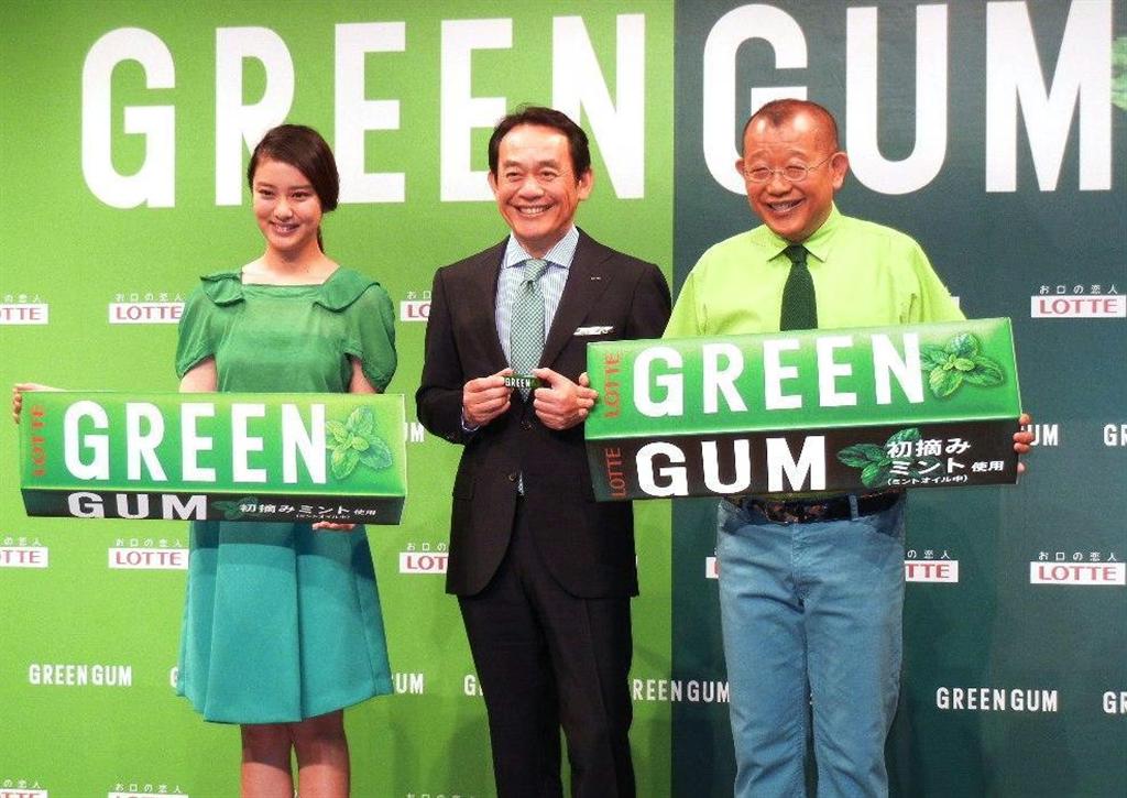 新しい「グリーンガム」をアピールするロッテの河合克美常務（中）と笑福亭鶴瓶さん（右）、武井咲さん＝１６日、東京都渋谷区