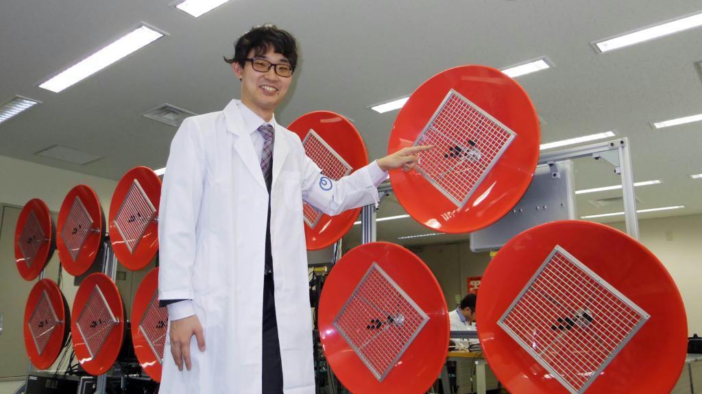 ２０メートル先の会話もクリアに集音できるＮＴＴの「ズームアップマイク」＝１６日、東京都武蔵野市