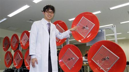 ２０メートル先の会話もクリアに集音できるＮＴＴの「ズームアップマイク」＝１６日、東京都武蔵野市