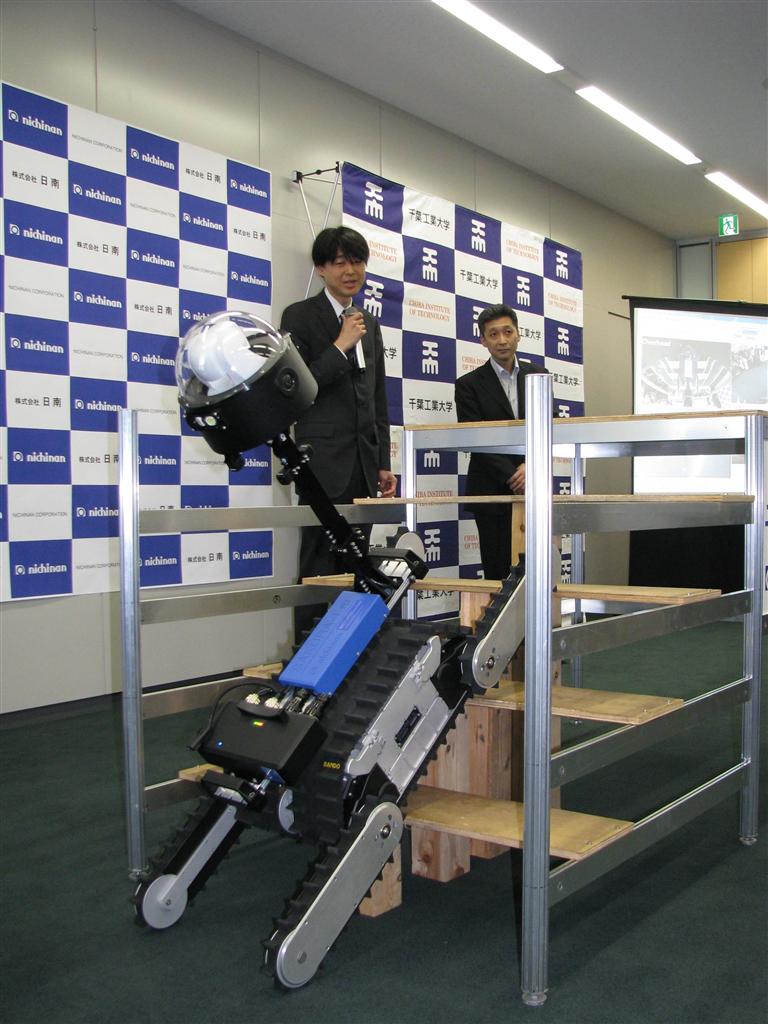 傾斜４５度の階段を上る千葉工業大学のロボット「櫻壱號」＝１７日、東京都千代田区（松村信仁撮影）