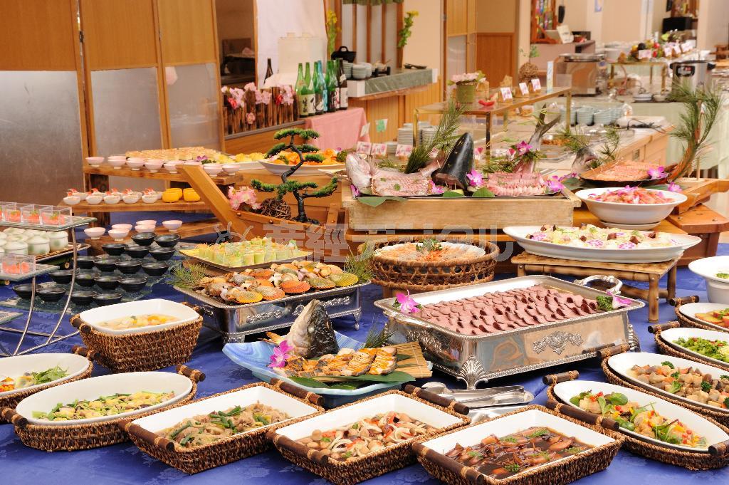 「休暇村瀬戸内東予（とうよ）」自慢のバイキング。瀬戸内の幸がずらり＝愛媛県西条市（提供写真）