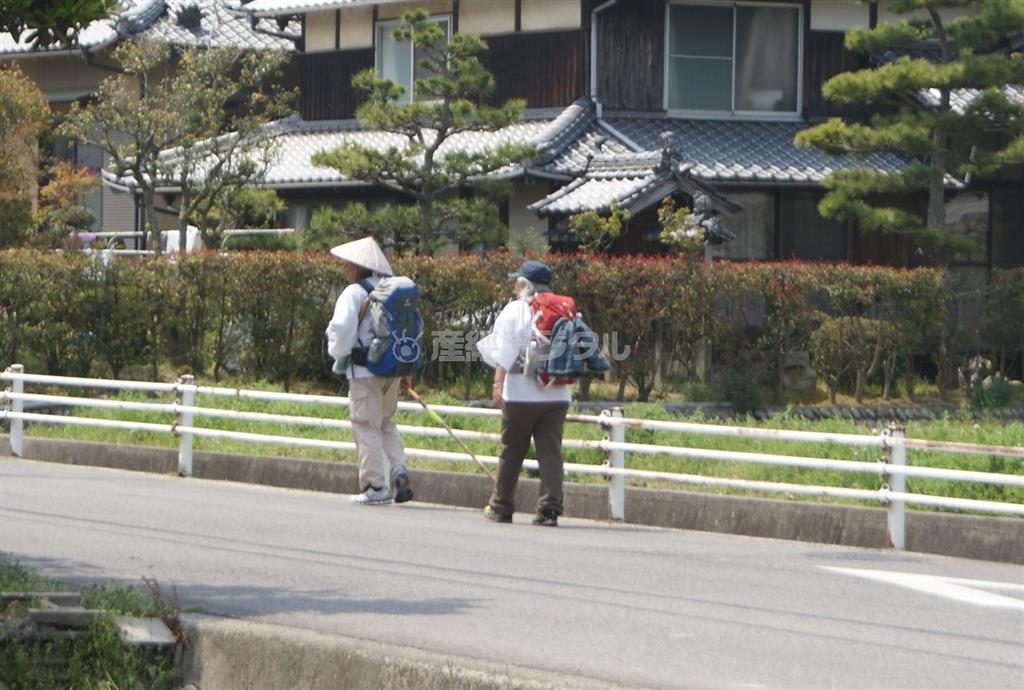 お遍路さんも多い。四国ならではの光景だ＝２０１４年４月１０日、愛媛県（塩塚夢撮影）