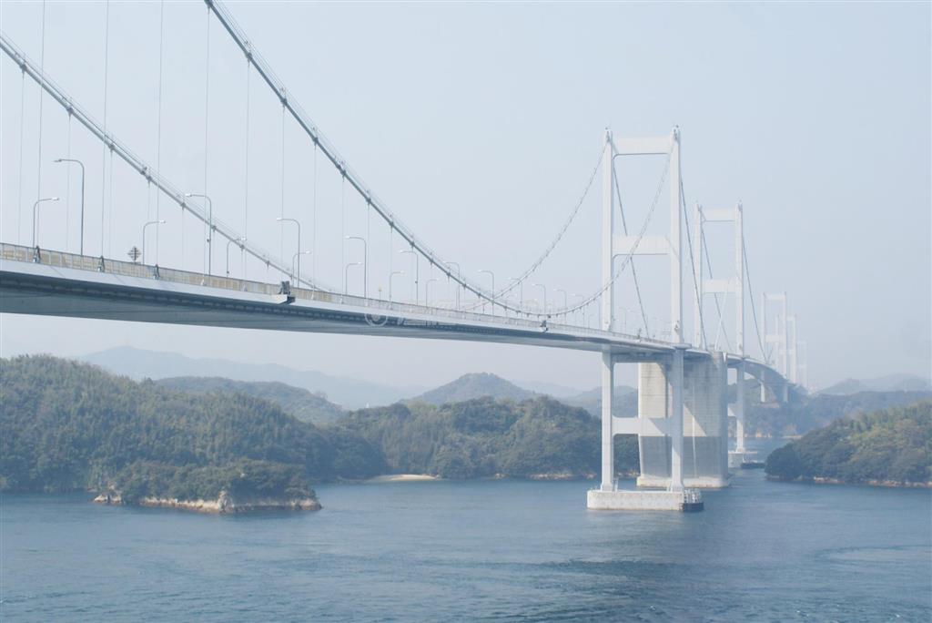 大島から今治方面を望む。この橋を渡ってきたのだ！＝２０１４年４月１０日、愛媛県（塩塚夢撮影）