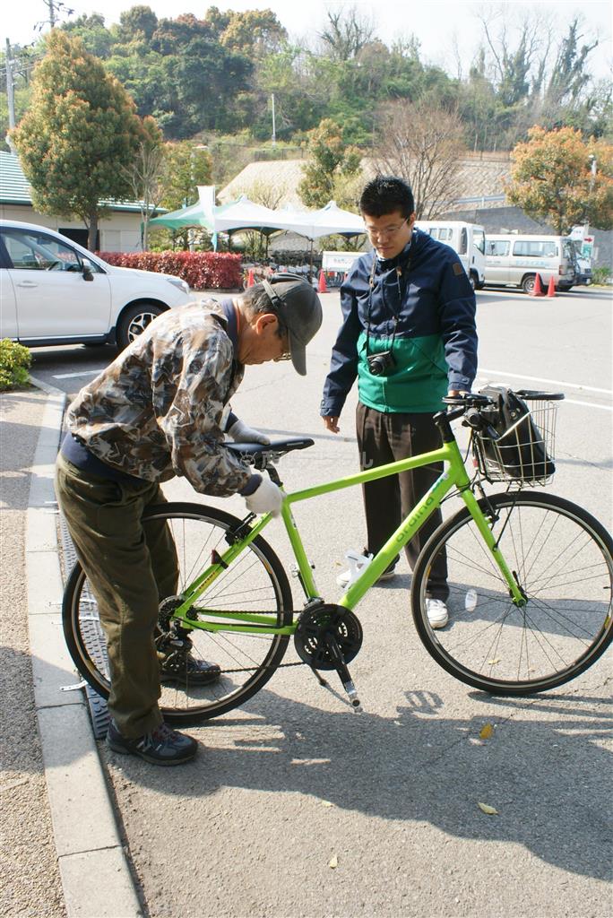 ターミナルのスタッフが体格に合わせて自転車を調整してくれるので初心者でも安心＝２０１４年４月１０日、愛媛県（塩塚夢撮影）