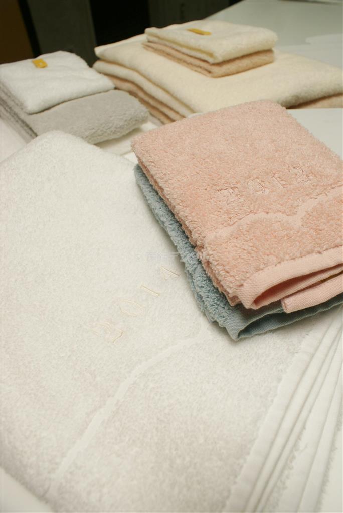 その年に取れたコットンだけを使った「コットンヌーボー」（手前）など、「イケウチ＿オーガニック」のユニークなラインアップ＝２０１４年４月１０日、愛媛県西条市（塩塚夢撮影）