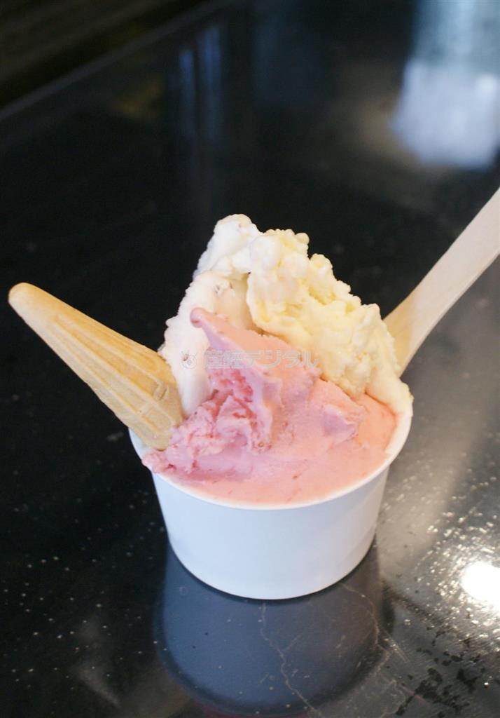 名水と地元産の素材を使った「Ｖｉｔａ」のジェラート。プチサイズカップは３種類まで選べて２６０円。「きいろトマト」「イチゴ」「レッドキウイ」をチョイス＝２０１４年４月１０日、愛媛県西条市（塩塚夢撮影）