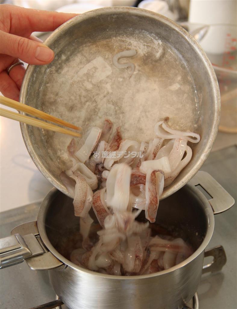 新じゃがとイカの照り煮（作り方１）＿＿イカと［Ａ：合わせ調味料（みりん１／４カップ、しょうゆ大さじ１）］を鍋に入れ、さっと煮て、イカをとりだす（田中幸美撮影）