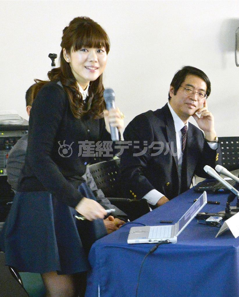 ２０１４年１月、ＳＴＡＰ細胞の研究を発表する理化学研究所の小保方晴子（おぼかた・はるこ）氏。右は笹井芳樹・副センター長＝兵庫県神戸市中央区の理化学研究所（共同）