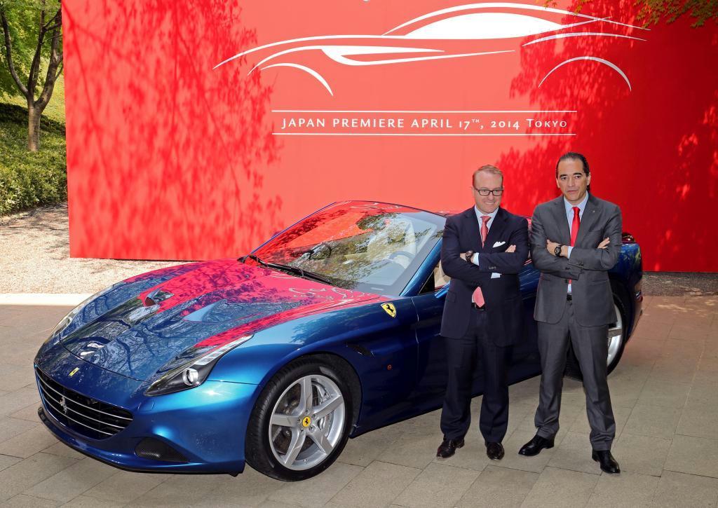 「カリフォルニアＴ」を披露するフェラーリ・ジャパンのハーバート・アプルロスＣＥＯ（左）＝１７日、東京都港区