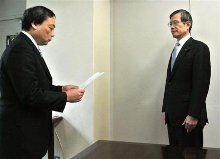 経産省で料金値上げ認可の書類を受け取る中部電力の水野明久社長（右）＝１８日正午ごろ