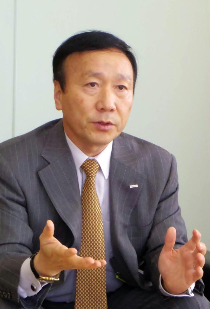 インタビューに応じるＮＴＴドコモの加藤薫社長＝１７日、東京都千代田区