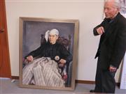 かつて自宅にあったバー・モウ氏の肖像画の複製を前に、父、伊原宇三郎氏の思い出を語る乙彰氏（宮野弘之撮影）