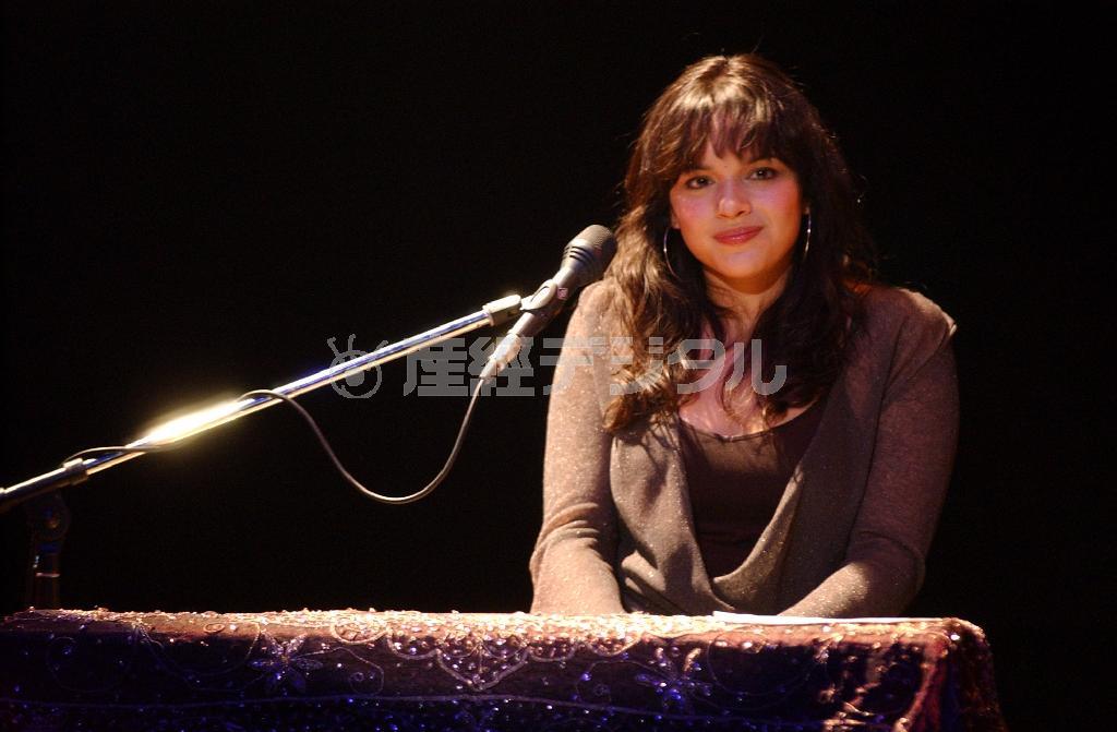 音楽アーティスト、ノラ・ジョーンズさん＝２００４年１月１９日、東京都港区（荒木孝雄撮影）