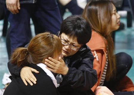 １８日、韓国・珍島の体育館で泣く行方不明者の家族（ロイター）