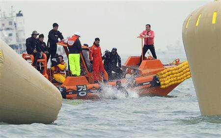 旅客船「セウォル号」の沈没地点に設置されたブイの近くで捜索のため海に入るダイバー＝１８日、韓国南西部・珍島沖（共同）