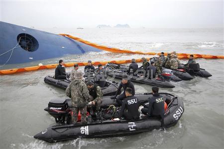 １７日、沈没した旅客船の近くで捜索の準備をする救助チーム＝韓国南西部・珍島沖（ＡＰ）