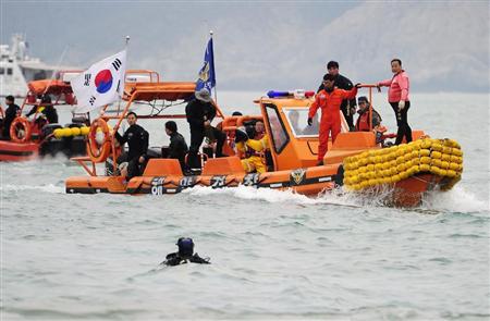 １８日、韓国南西部・珍島沖の旅客船沈没事故現場の海域で続く行方不明者の捜索（共同）